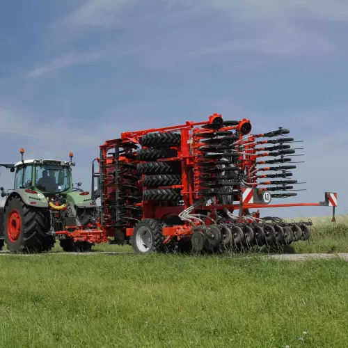 ESPRO-Drillmaschine in der Transportstellung, sicher und stabil mit hochgestellten Andruckrollen
