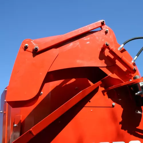 Der drehbare Auswurf ermöglicht es, rechts und links von der Maschine einzustreuen.