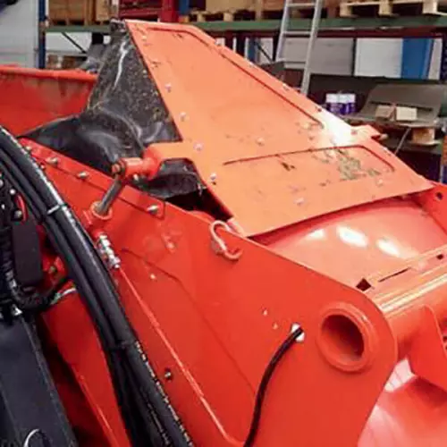 Hydraulisch betätigtes Leitblech am Auslass des Förderbandes