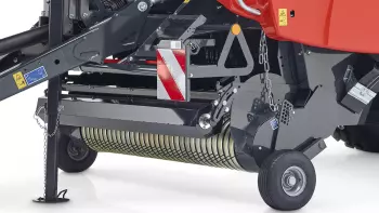 230 cm breite gesteuerte Pickup mit schwerem Rollenniederhalter, Prallblech und gefedertem Rechzinken. 