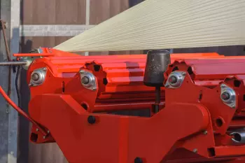 In der Quaderballen-Ausführung hat der Wickeltisch des Ballenwicklers zwei Stahlrollen mit Rippenprofil.