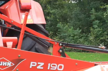 Die Ausgleichfedern verlagern das Gewicht vom Mähwerk auf den Schlepper.