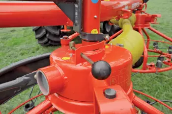 Wenn die HAYBOB 360 für die seitliche Schwadablage genutzt wird, muss die Drehrichtung eines Rotors durch Umlegen eines Hebels geändert werden.