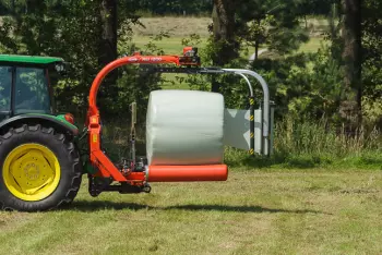 Dank Dreipunktanbau befindet sich das Gewicht nah am Schlepper.