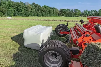 Das Fahrgestell liegt besonders tief und verleiht der Maschine eine hohe Stabilität beim Aufnehmen, Wickeln und Ablagen des Ballens.