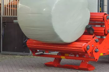 Der niedrige Tisch sorgt für eine sanfte Ballenablage.