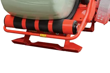 Der niedrige Tisch sorgt für eine sanfte Ballenablage.