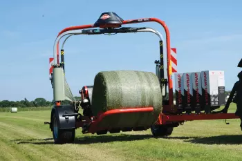 Das exklusive Ladesystem, bei dem der lange Ladearm im Drehtisch integriert ist.