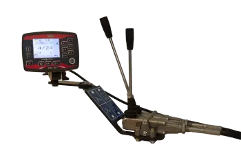 Die computergesteuerte Variante (C) des RW 1110 mit serienmäßiger Funkfernsteuerung kann von der Lademaschine aus bedient werden, während eine zusätzliche Hydraulikanlage oder ein zweiter Schlepper die Öl- und Stromversorgung des Wicklers übernimmt.