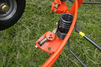 Einzeln befestigte, drehbare Zinken mit Nylon-Lagern.