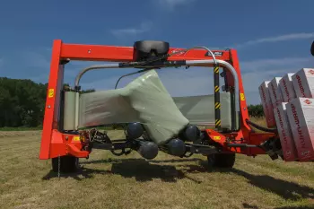 Die zentral angetriebenen Satellitenarme haben je einen Vorstrecker mit einer 750-mm-Folienrolle.