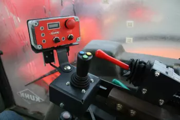 Hoher Fahrkomfort mit der elektrohydraulischen Fernbedienung der Böschungsmäher AGRI-LONGER GII mit mechanischer Anfahrsicherung