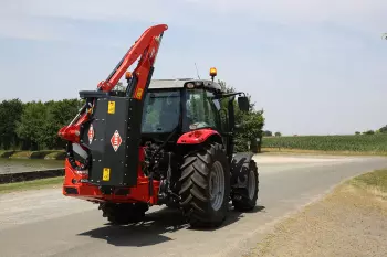 Der KUHN-Böschungsmäher AGRI-LONGER GII mit Anfahrsicherung am Drehgelenk – in Transportstellung