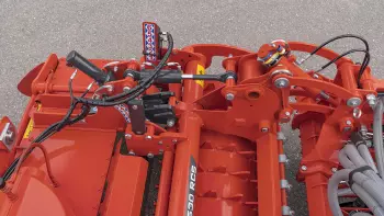 Ajustes hidráulicos de la profundidad de trabajo y de la barra niveladora de la grada rotativa