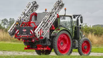 Foto der Anbaufeldspritze DELTIS 2 beim Transport