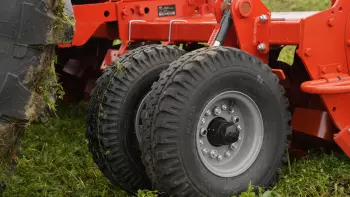 Perfekte Stabilität, hohe Flächenleistungen durch die luftbereiften vorderen Stützräder der KUHN EL 162-300 BIOMULCH.
