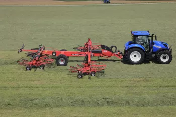 Die Schwadbreite kann zwischen 8,40 und 12,50 m eingestellt werden