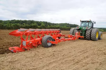 Ansicht des VARI-LEADER-Pfluges beim Onland-Plfügen