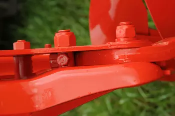 Die Schrauben der Steinsicherung Safe-T reißen bei einem Auslösedruck an der Scharspitze von 3000 kg