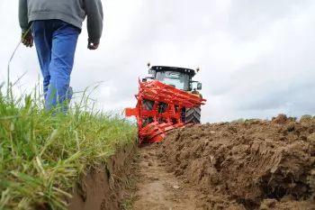 KUHN-Anbaupflug MASTER 103 für tadelloses Einarbeiten der organischen Masse.