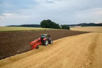 Die großen Freiräume des MASTER 103 ermöglichen das Einarbeiten sehr großer Mengen an Ernterückständen.