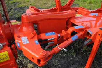 Mit der Kombi-Einstellung für Vorderfurche und Zugpunkt kann der Pflug in einem Arbeitsschritt eingestellt werden - für ein perfektes Pflugbild