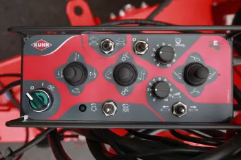 Bedienkomfort durch die elektrohydraulische Fernbedienung beim täglichen Einsatz des Einstreu- und Verteilgeräts KUHN PRIMOR 5570 M.