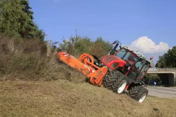 Mulchgeräte-Baureihe mit dem Modell PRO 210, das sich für Einsätze auf hügeligem Gelände eignet.
