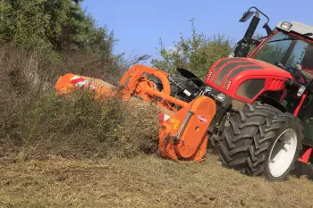 Zerkleinern Sie große Mengen Pflanzenrückstände mit den PRO-Mulchgeräten