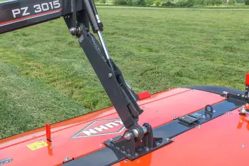 Das Mähwerk PZ 3015 ist gezogen aufgehängt und folgt auf kupierten Schlägen den Bodenkonturen.