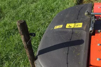Beim Aufprall auf ein Hindernis gibt das Material der Seitenverkleidung nach, ohne dass das Mähwerk beschädigt wird.