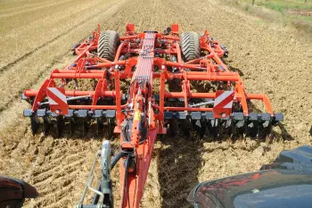 Die Einstellung der Arbeitstiefe erfolgt direkt aus der Traktorkabine.