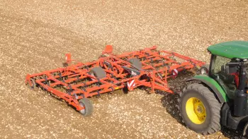 Doppelwalze mit U-Profilen beim Einsatz in steinigem Boden