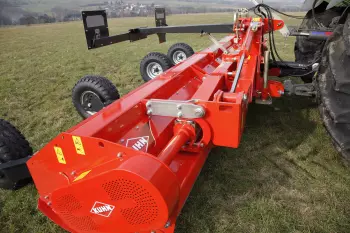 Der Grundrahmen bei den klappbaren RM R Mulchgeräten ist aus Profilrohren mit großem Querschnitt gefertigt und somit hervorragend gegen mechanische Beanspruchungen geschützt.