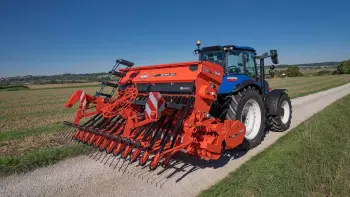 Die Drillmaschine ist an der Walze der Kreiselegge befestigt