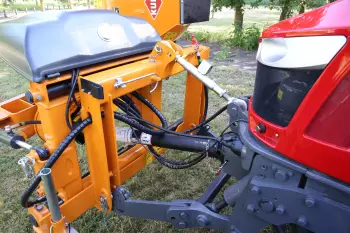 SPRING LONGER 70 vorne am Traktor angebaut