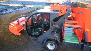 Hervorragende Entnahmeleistung mit den selbstfahrenden KUHN-Futtermischwagen SPW Intense