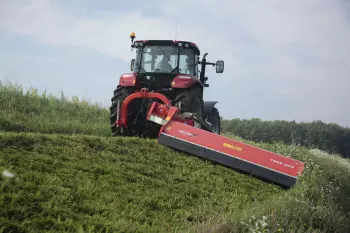Eine Stützwalze, die nahe am Rotor angebaut ist, um die Verrottung des Mulchguts zu beschleunigen.