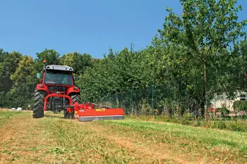 Verschiedene Arbeitspositionen: hinter dem Traktor, seitlich neben dem Traktor, oder geneigt von -45° bis +90°
