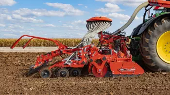 Bestellkombination, bestehend aus Kreiselegge HR 4530 RCS und Scharschiene BTFR 4530, bei der Arbeit