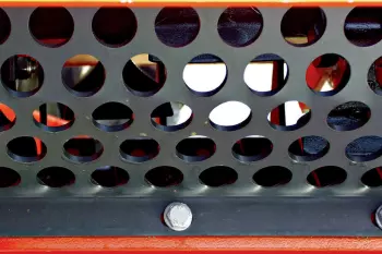 Ein Lochgitter sorgt bei den TRP-Mulchgeräten für eine feine und gleichmäßige Häckselung.