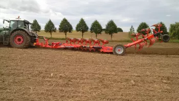 Die Aushebung der hinteren Körper sorgt für eine perfekte Anpassung an die Arbeitsbedingungen.