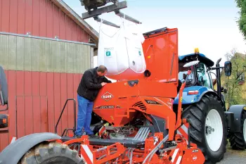 Große Behälteröffnung an der pneumatischen Aufbaudrillmaschine VENTA für eine leichtere Befüllung mit Big-bags