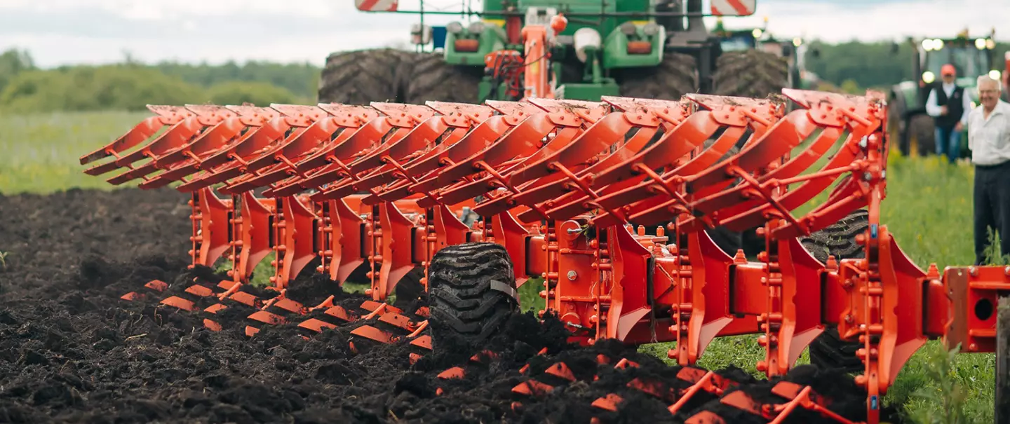 Eine Darstellung des CHALLENGER, eines Aufsattelvolldrehpfluges der Firma KUHN.