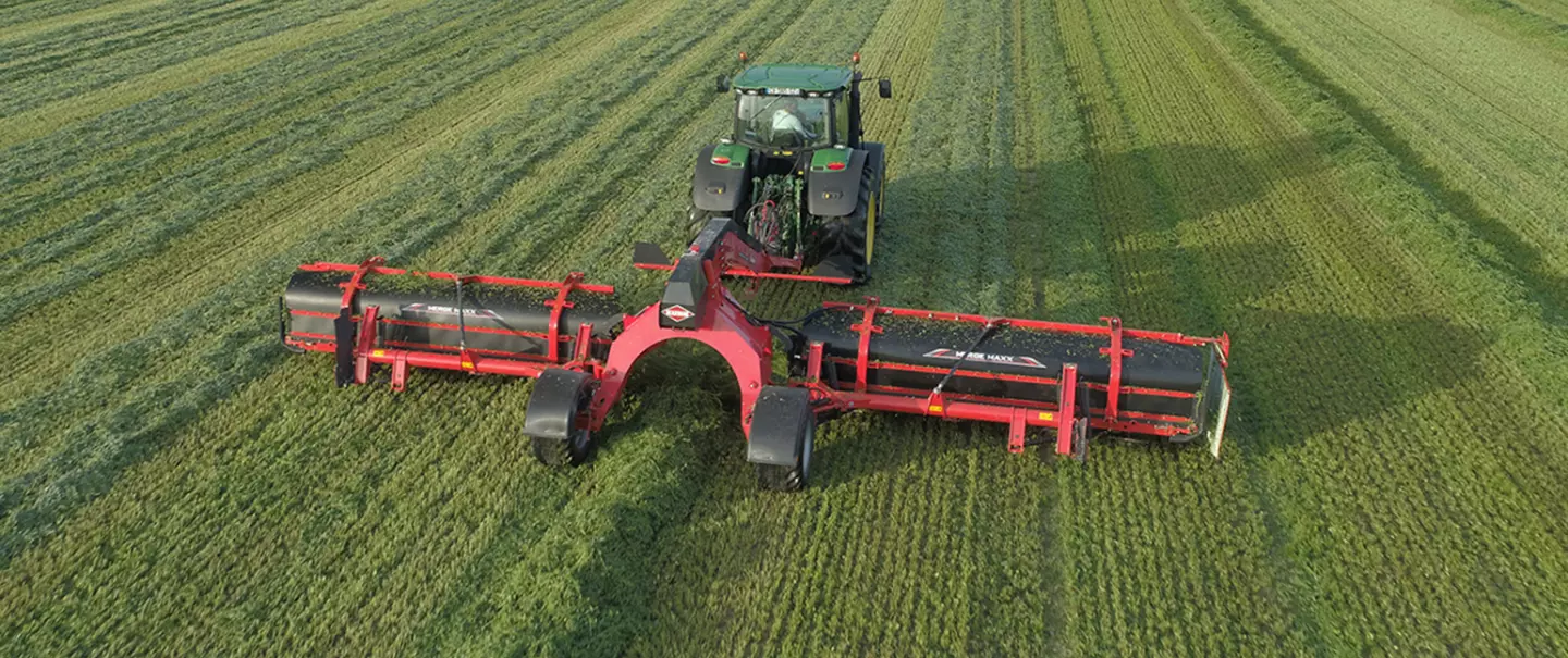 Eine Darstellung des MERGE MAXX 1090, eines Bandschwaders der Firma KUHN.