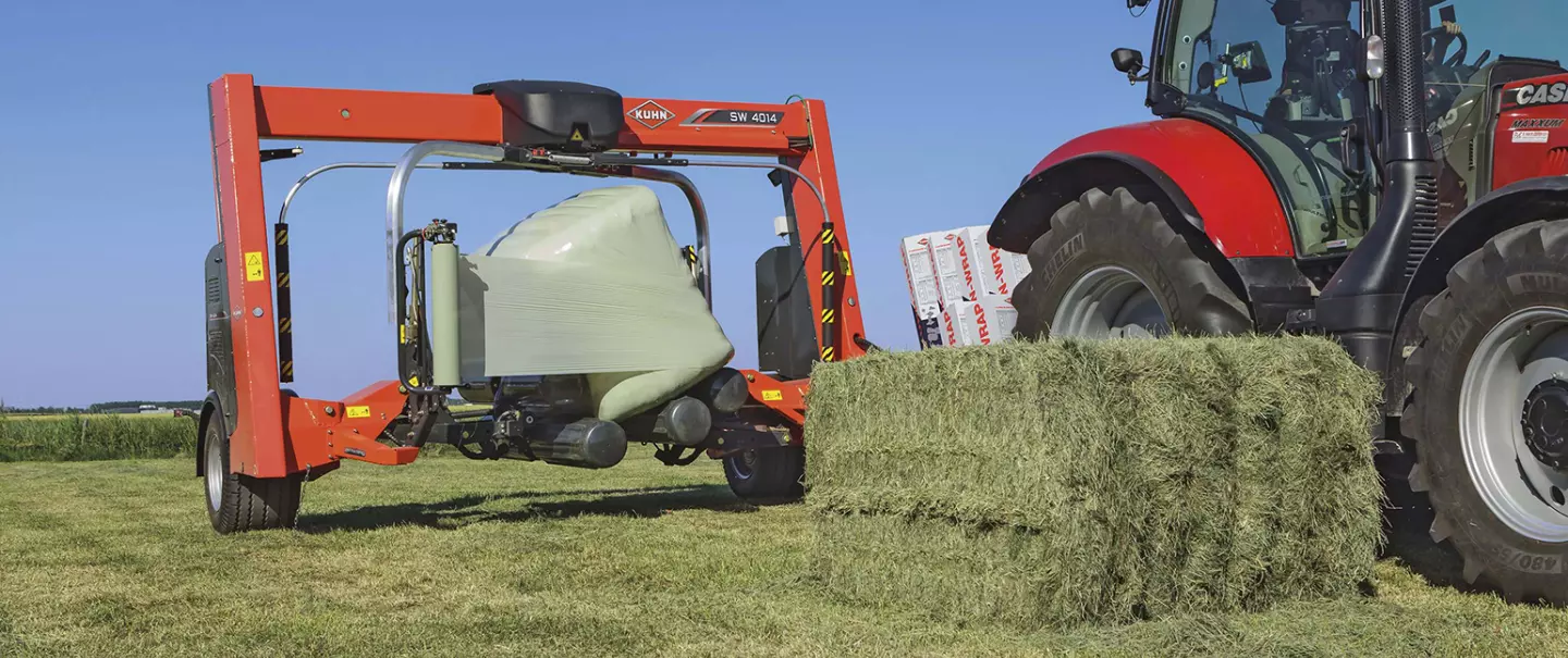 Eine Darstellung der SW 4014, eines Ballenwicklers der Firma KUHN.