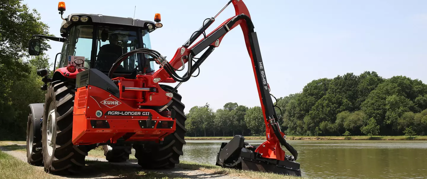 Hohe Einsatzvielfalt mit dem KUHN-Böschungsmäher AGRI-LONGER GII mit Anfahrsicherung am Drehgelenk