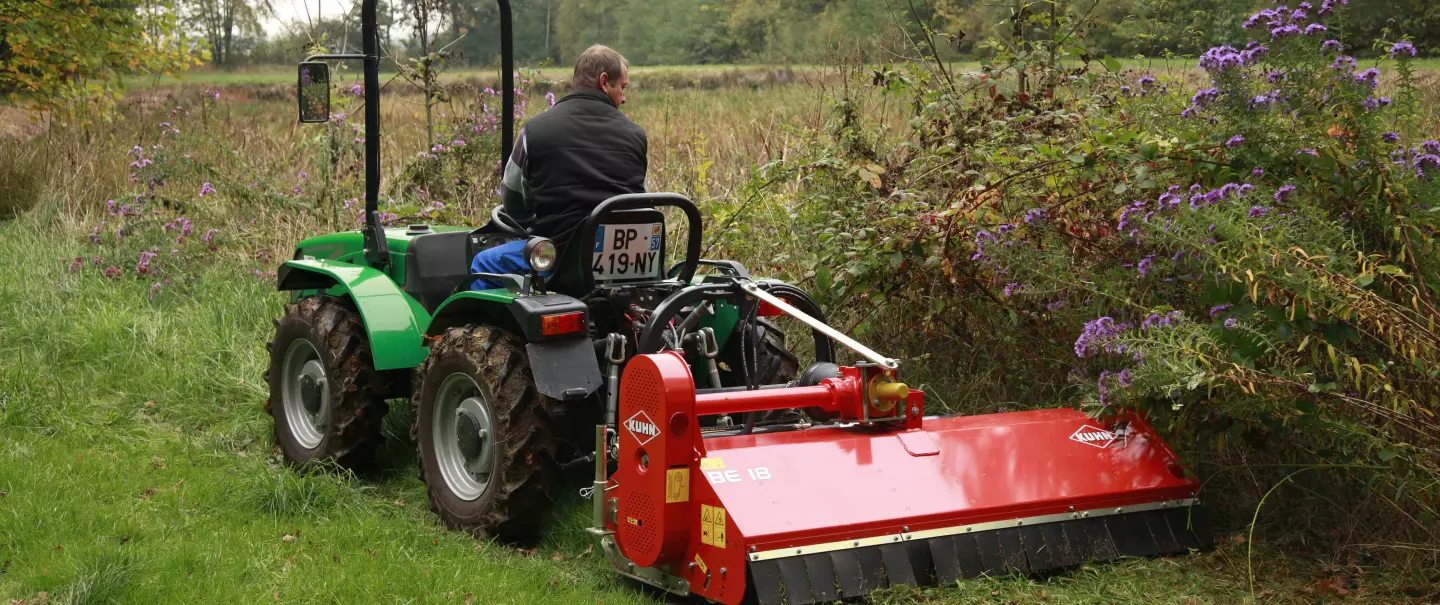 Der Schlegelmulcher BE 18 bei der Arbeit auf Grünflachen
