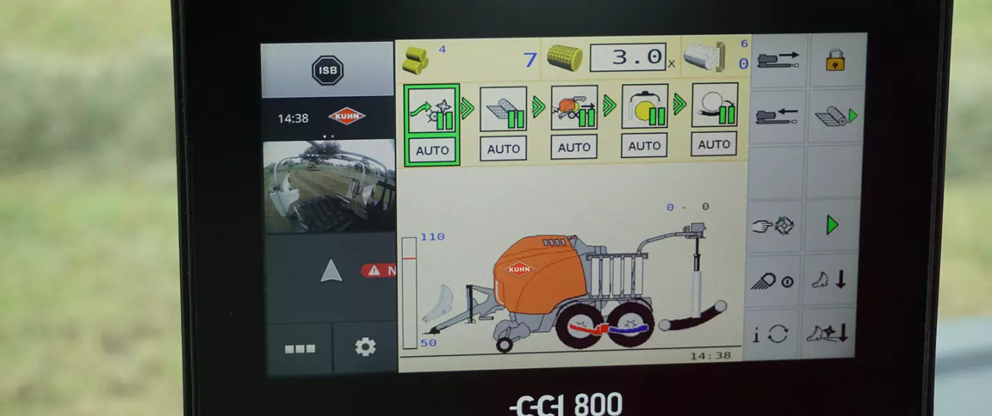 CCI 800 mit Darstellung einer Ballenpresse im Einsatz