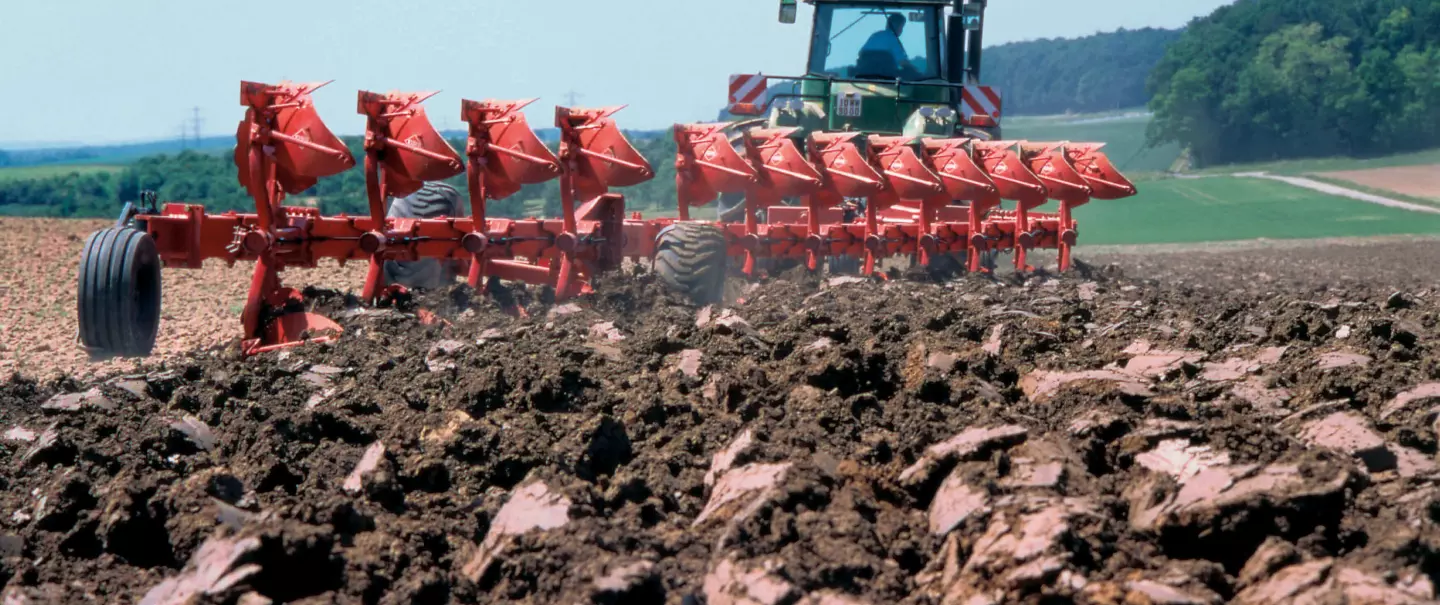 Ansicht des Pflugs CHALLENGER mit Steinsicherung NSH